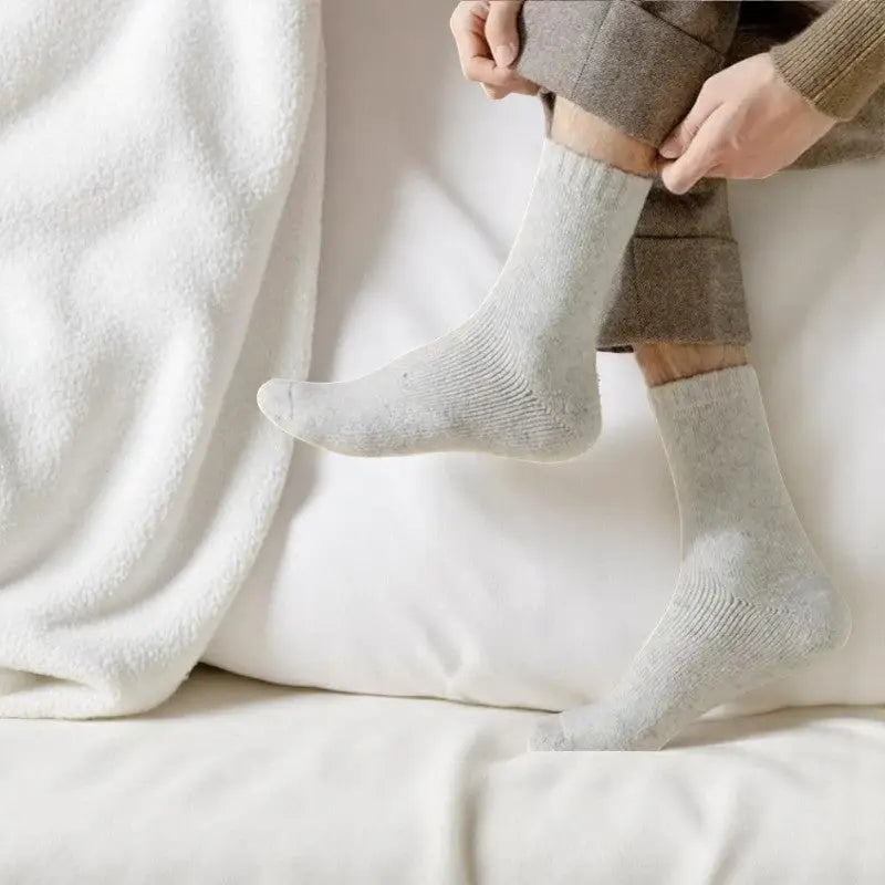 Chaussettes chaudes grises pour homme en laine douce.