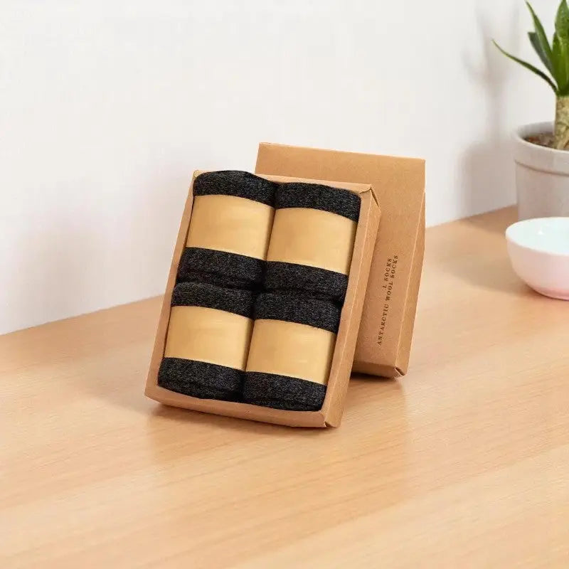 Pack de chaussettes d’hiver noires pour homme dans une boîte kraft.