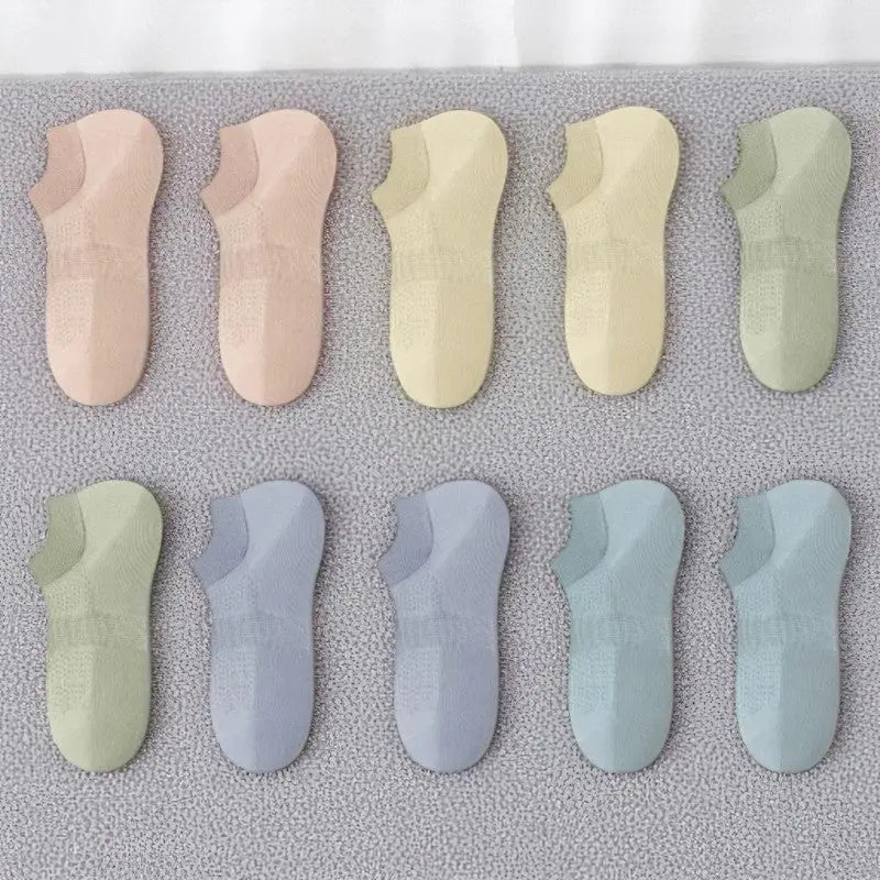 Collection de chaussettes pastel anti transpiration pour femme, dans un éventail doux de couleurs tendances.