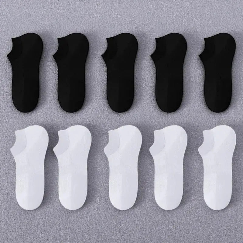 Lot mixte de chaussettes noires et blanches anti transpiration pour un confort quotidien discret.