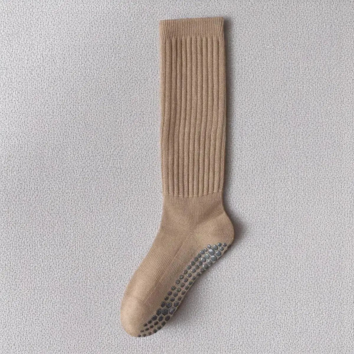 Chaussette beige longue antidérapante femme, parfaite pour l'hiver ou les activités calmes.