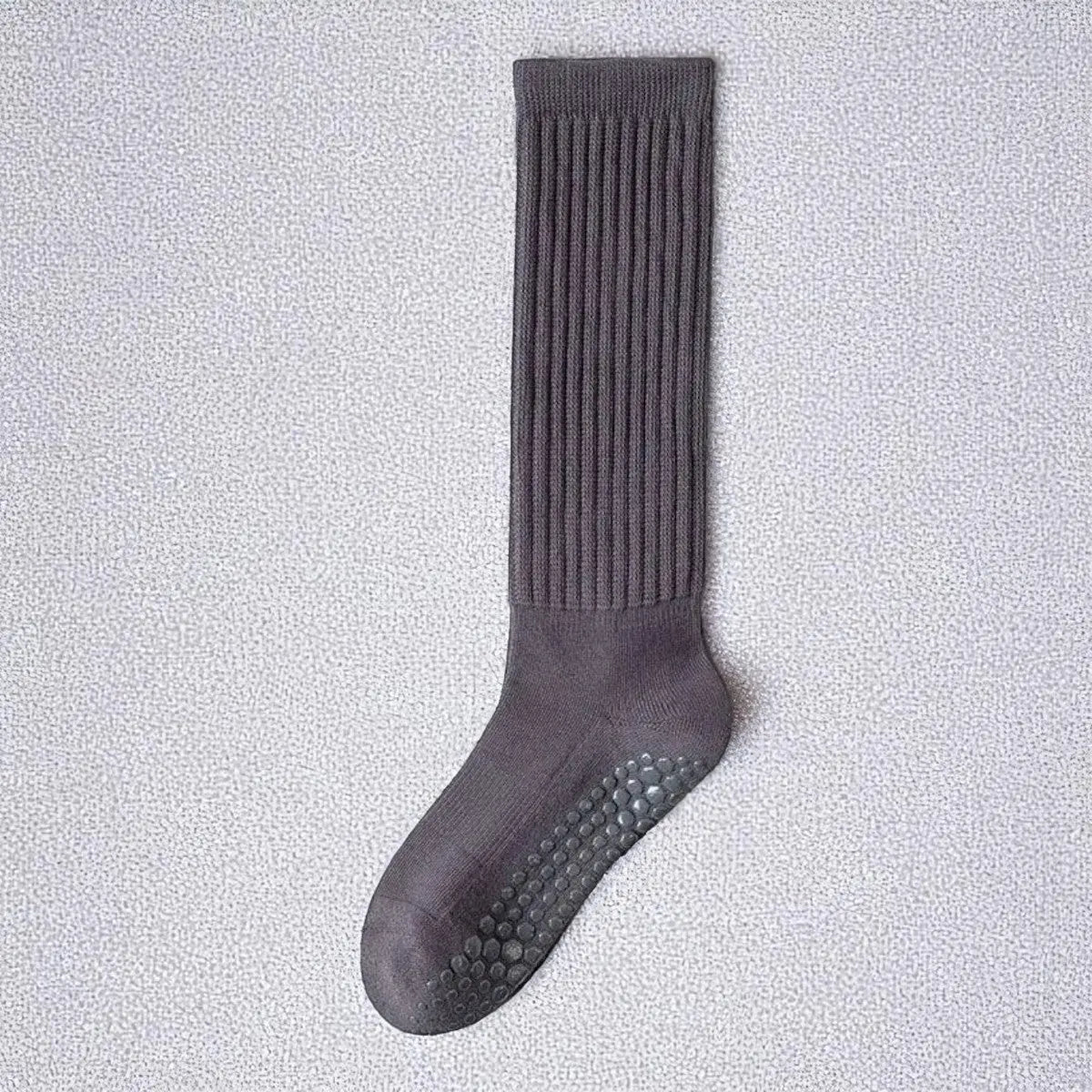 Chaussette antidérapante femme longue en gris foncé, confortable et anti-glisse pour intérieur.