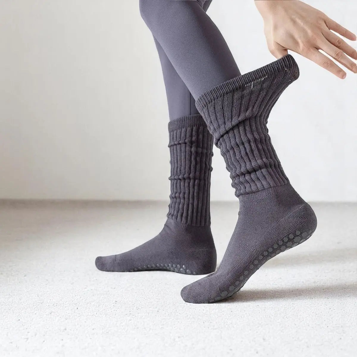 Chaussettes antidérapantes grises longues portées, parfaites pour l’équilibre et le confort quotidien.