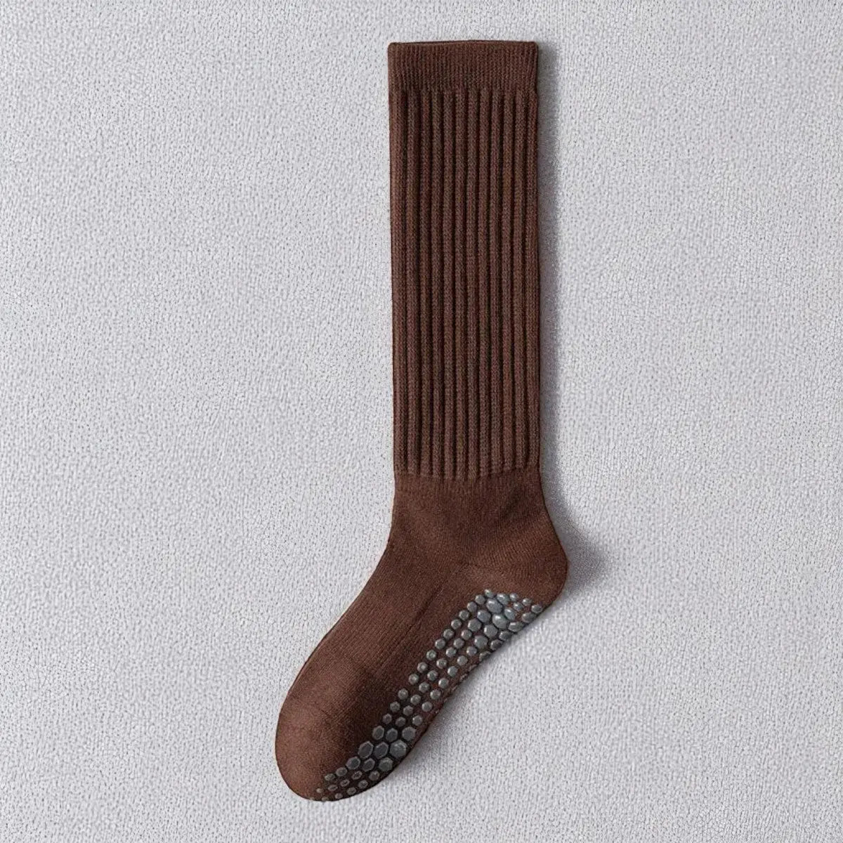 Chaussette antidérapante femme en marron, style cosy avec semelle anti-glisse intégrée.
