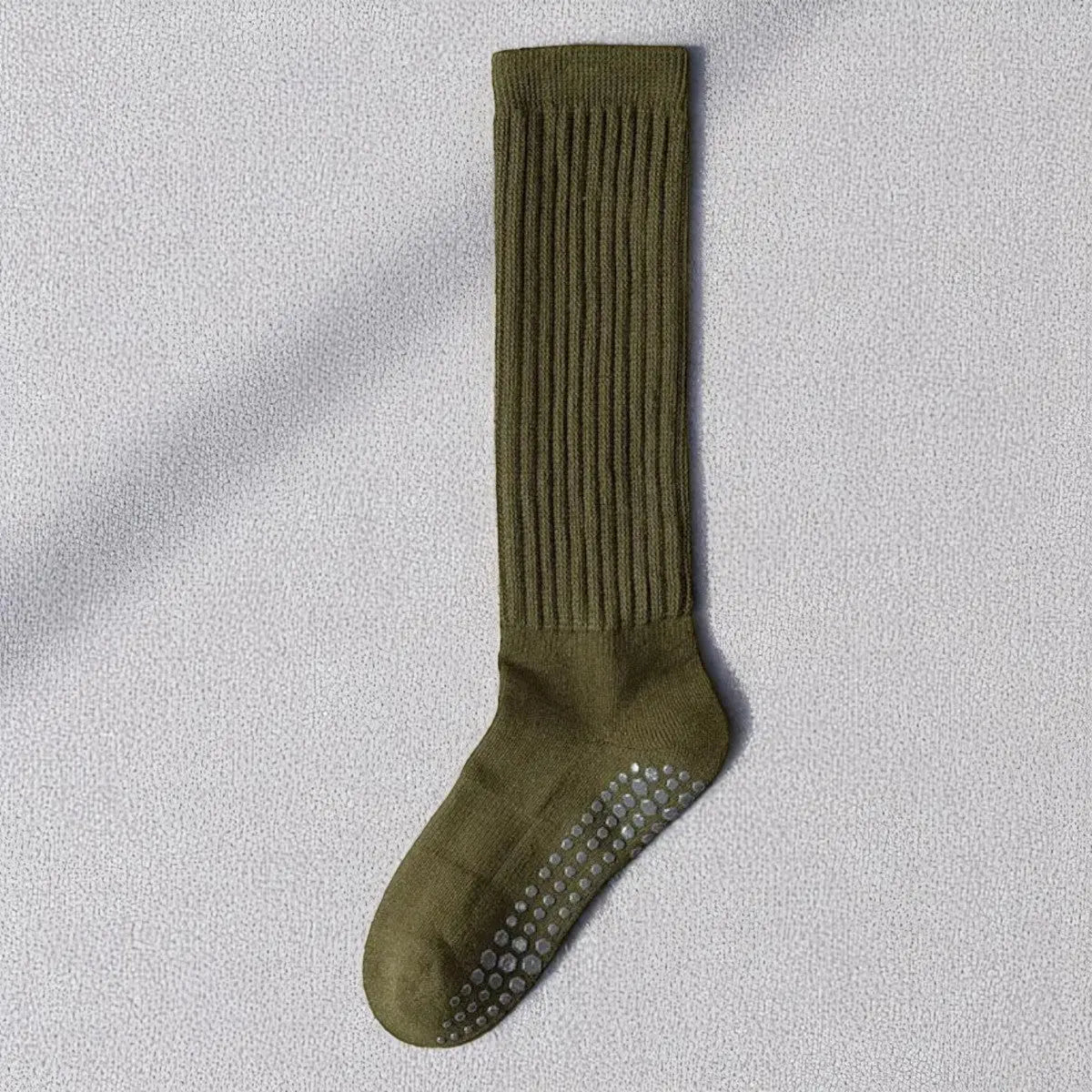Chaussette antidérapante femme en vert militaire, conçue pour la stabilité sur sol lisse ou froid.