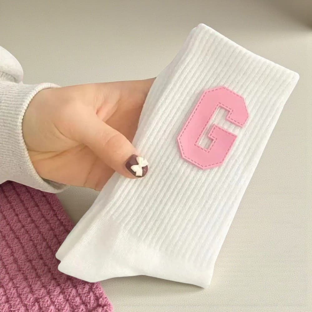 Chaussette blanche femme avec grand logo rose en relief.