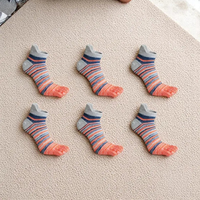 Chaussettes à doigts de pied rayées grises, oranges et bleues pour homme.