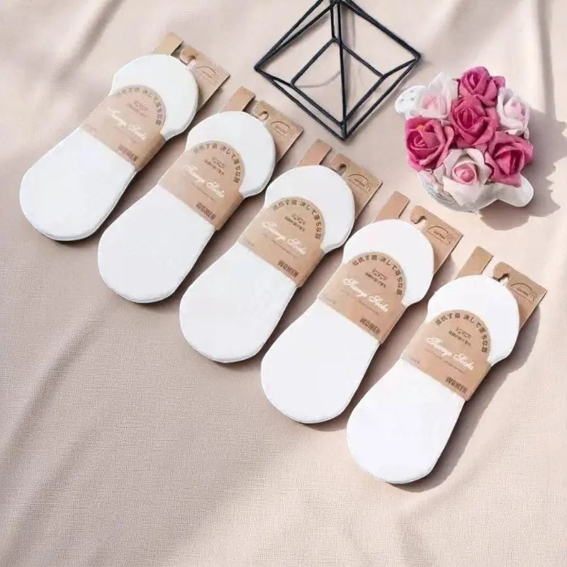 Lot de chaussettes invisibles blanches pour femme, emballées avec élégance, parfaites pour un usage quotidien.