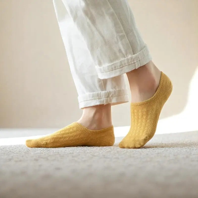 Chaussette invisible jaune moutarde pour femme portée sur moquette beige, idéale pour un look discret et confortable.