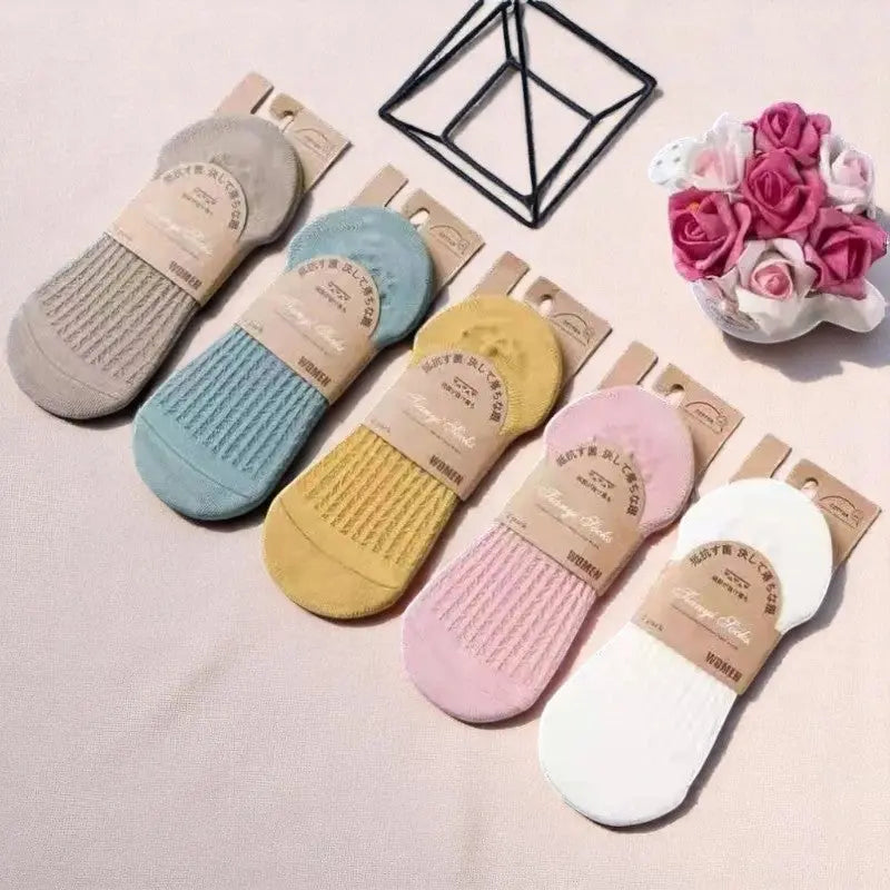 Chaussettes invisibles femme en beige, bleu, jaune, rose et blanc, ambiance douce et féminine.