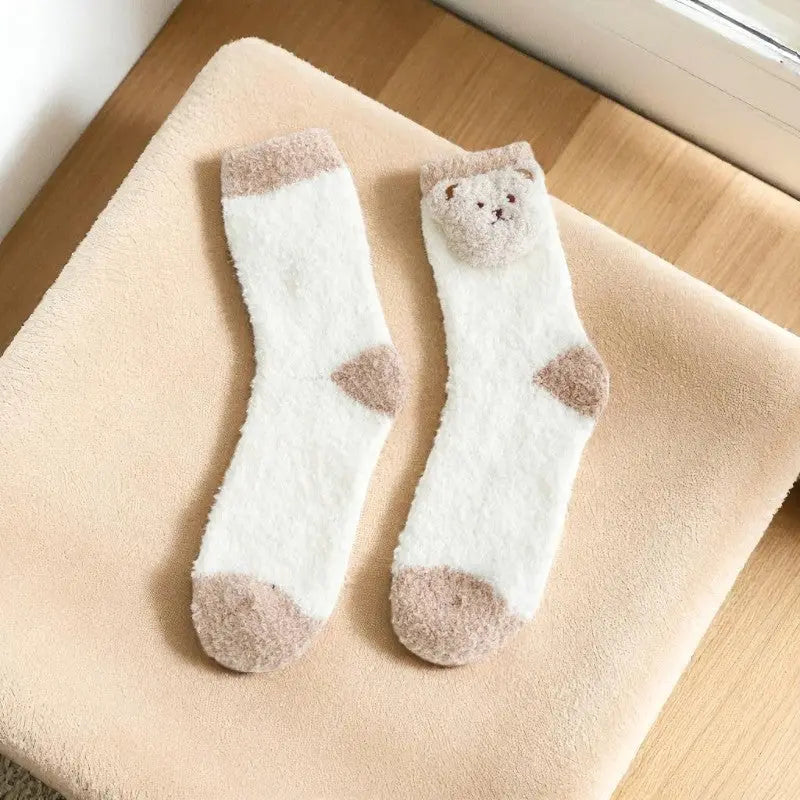 Chaussettes pilou pilou blanches et beiges avec motif ourson en relief sur la cheville.