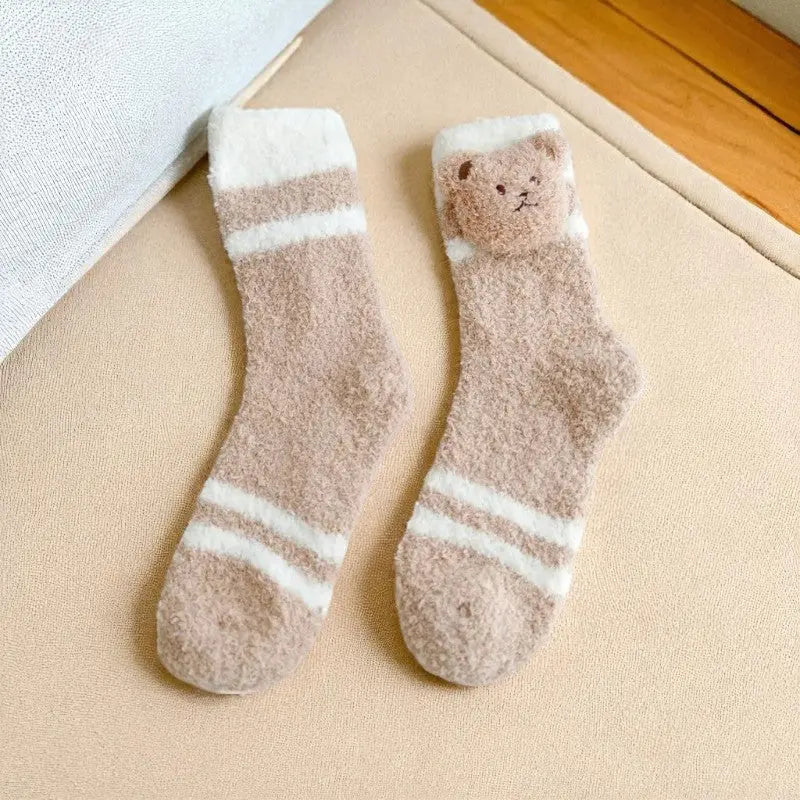 Paire de chaussettes rayées beige et blanches avec tête d’ourson douce et en relief.