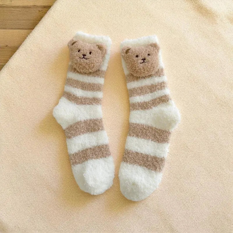 Chaussettes chaudes crème à rayures beiges avec petit ourson en peluche cousu sur le haut.