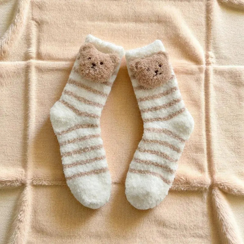 Chaussettes pilou pilou rayées blanches et beiges avec visage d’ourson 3D.