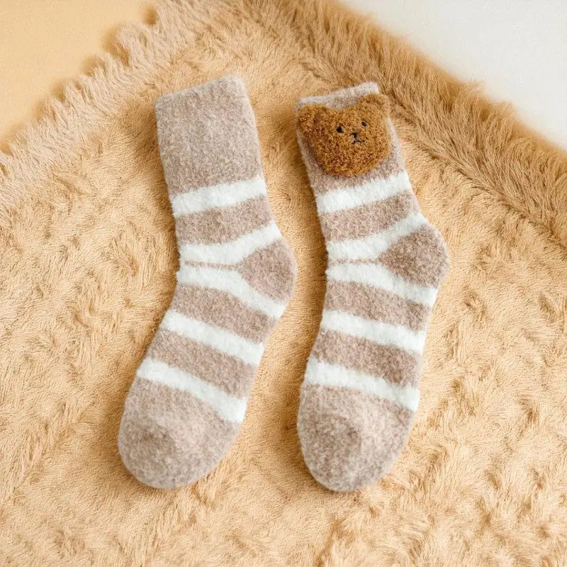 Paire de chaussettes rayées avec ourson marron peluche sur le revers.