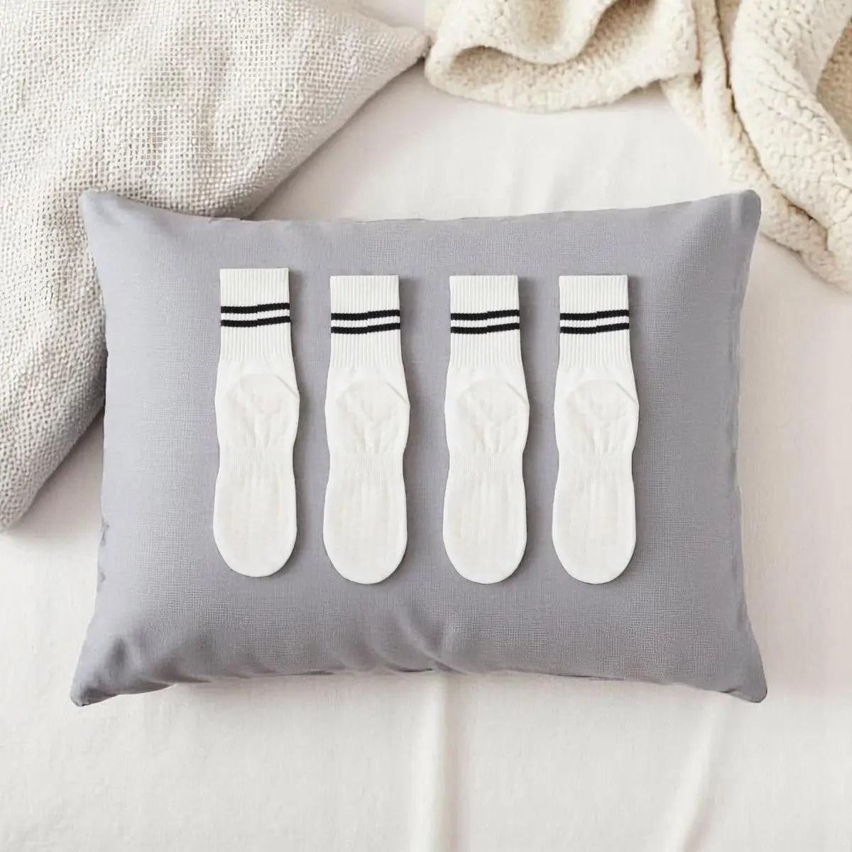 Lot de chaussettes antidérapantes blanches pour femme avec bandes noires pour un style classique et un usage quotidien.