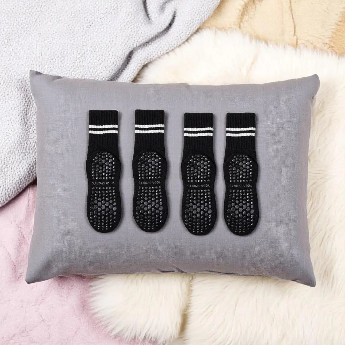 Ensemble de chaussettes antidérapantes noires pour femme avec semelles antidérapantes renforcées, confort optimal.