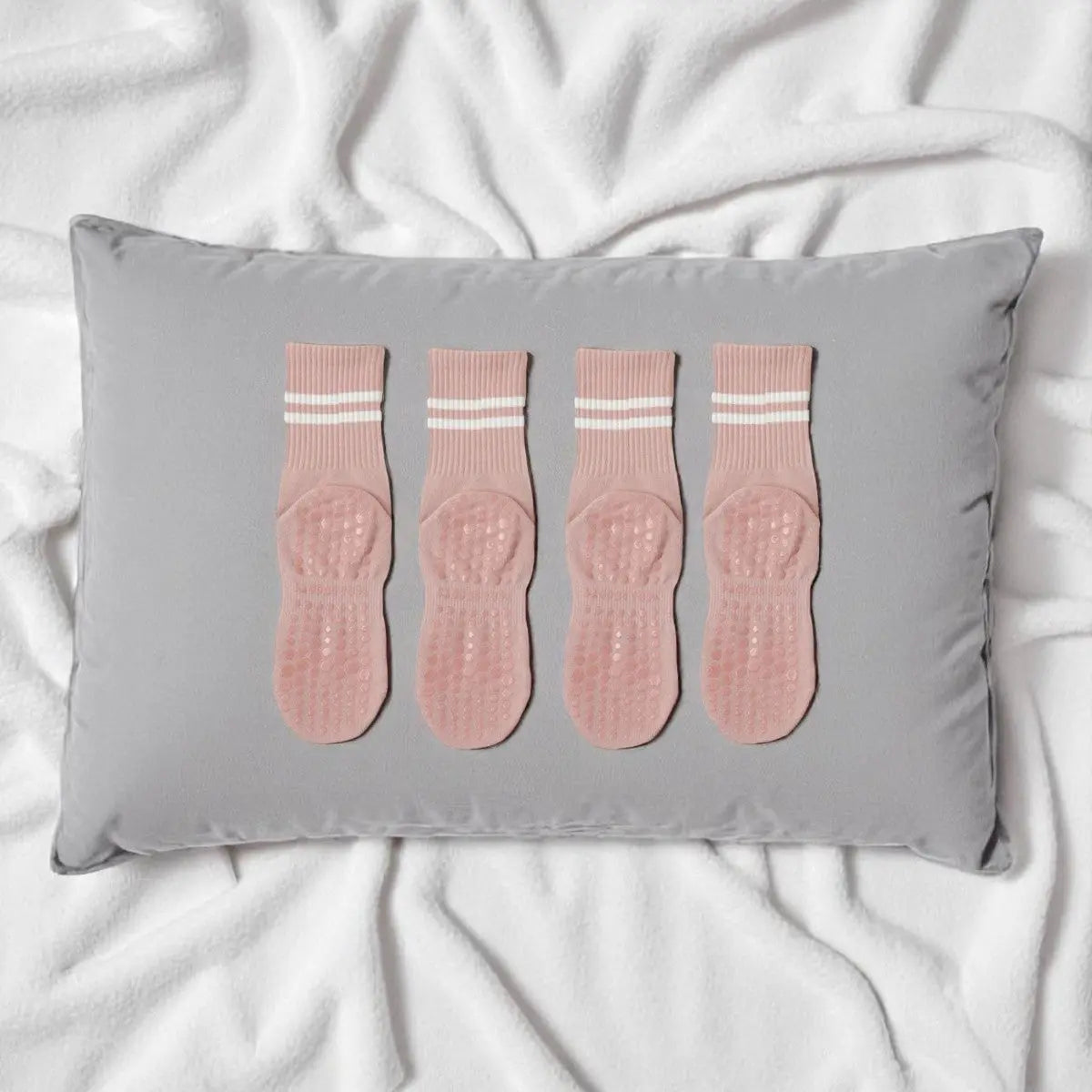 Quatre chaussettes antidérapantes femme couleur rose poudrée, idéales pour détente et yoga.