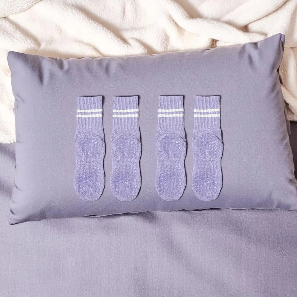Lot élégant de chaussettes antidérapantes couleur violet lilas pour femme, confortables et sûres.