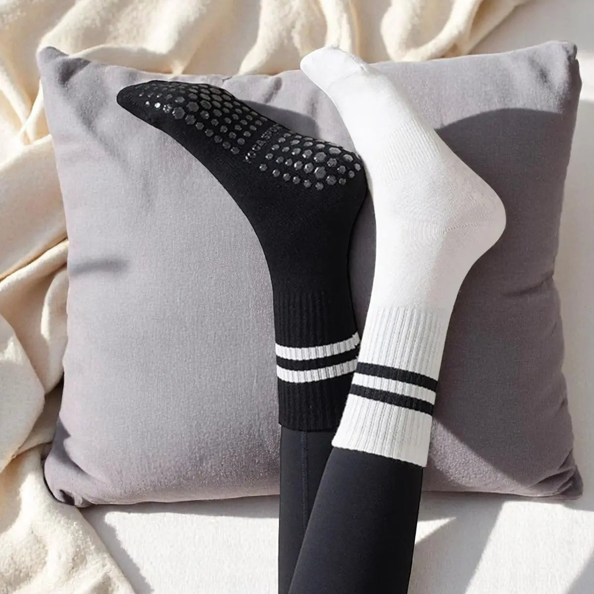 Paire de chaussettes antidérapantes pour femme bicolore noir et blanc, confortables et stylées.