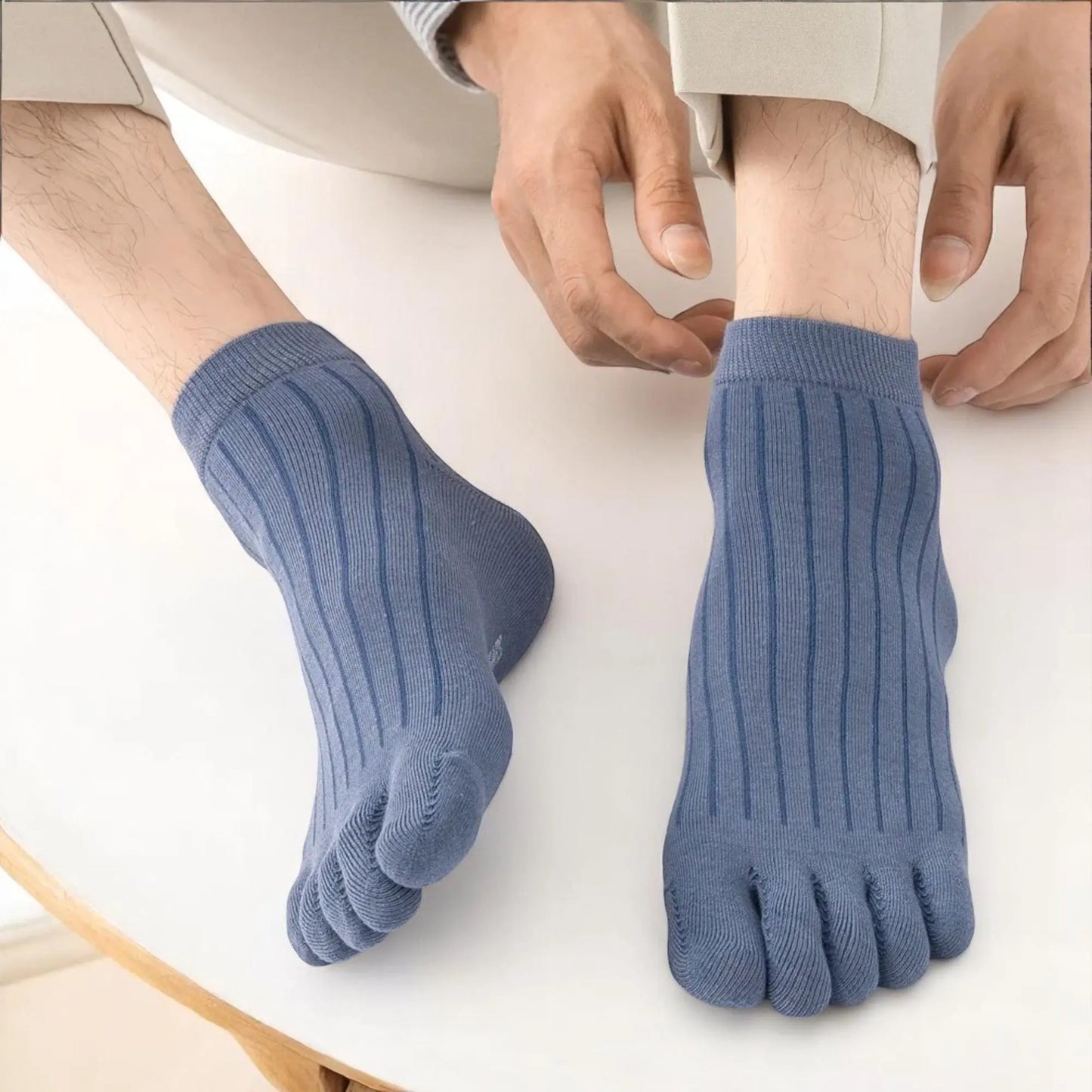 Chaussettes courtes à doigts bleu-gris homme, parfaites dans des chaussures.