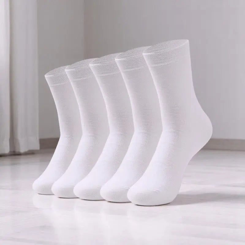 Lot de chaussettes blanches montantes pour femme, idéales pour rester au sec au quotidien.