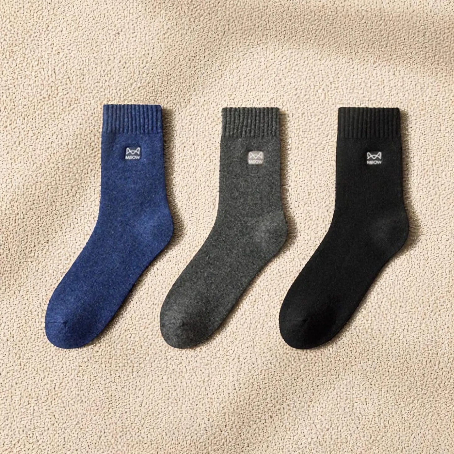 Modèle de chaussettes en cachemire homme en bleu, gris et noir.