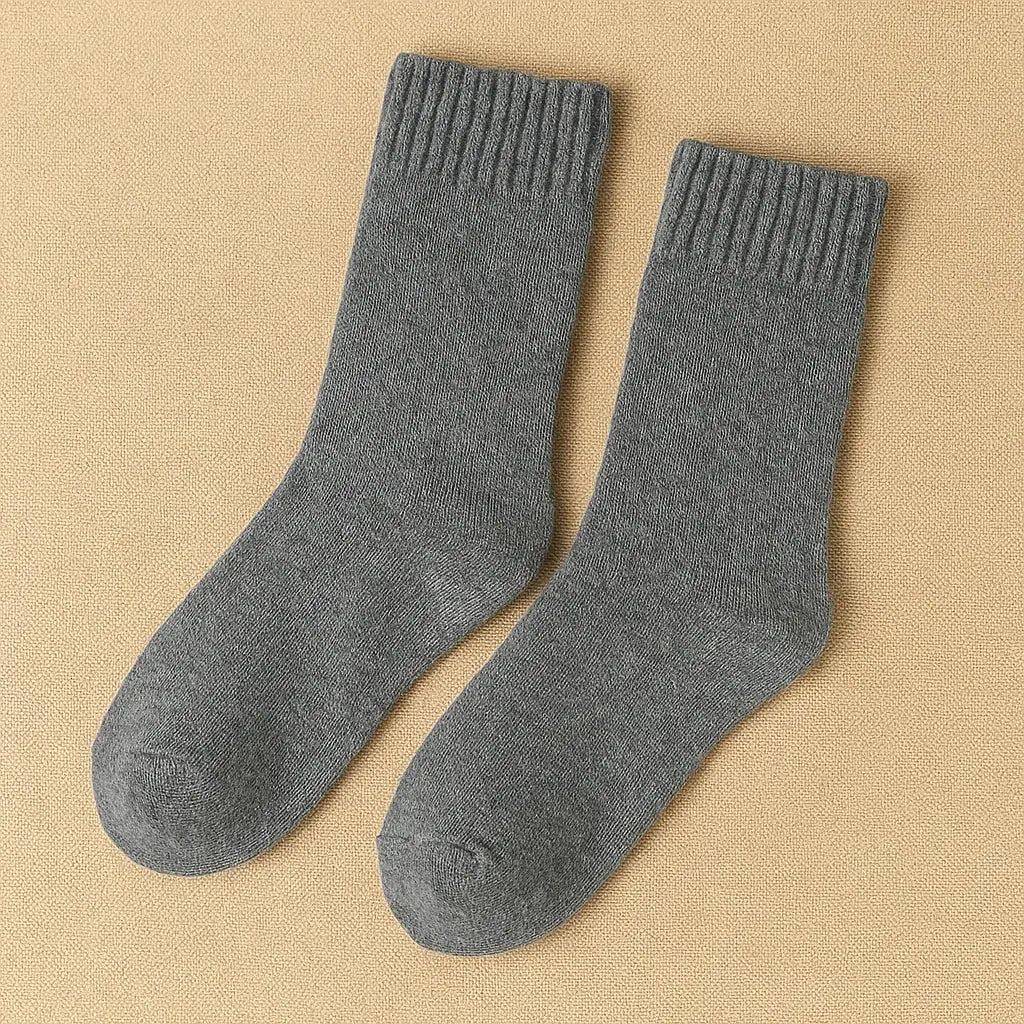 Chaussettes grises en cachemire pour homme avec texture douce et élégante.