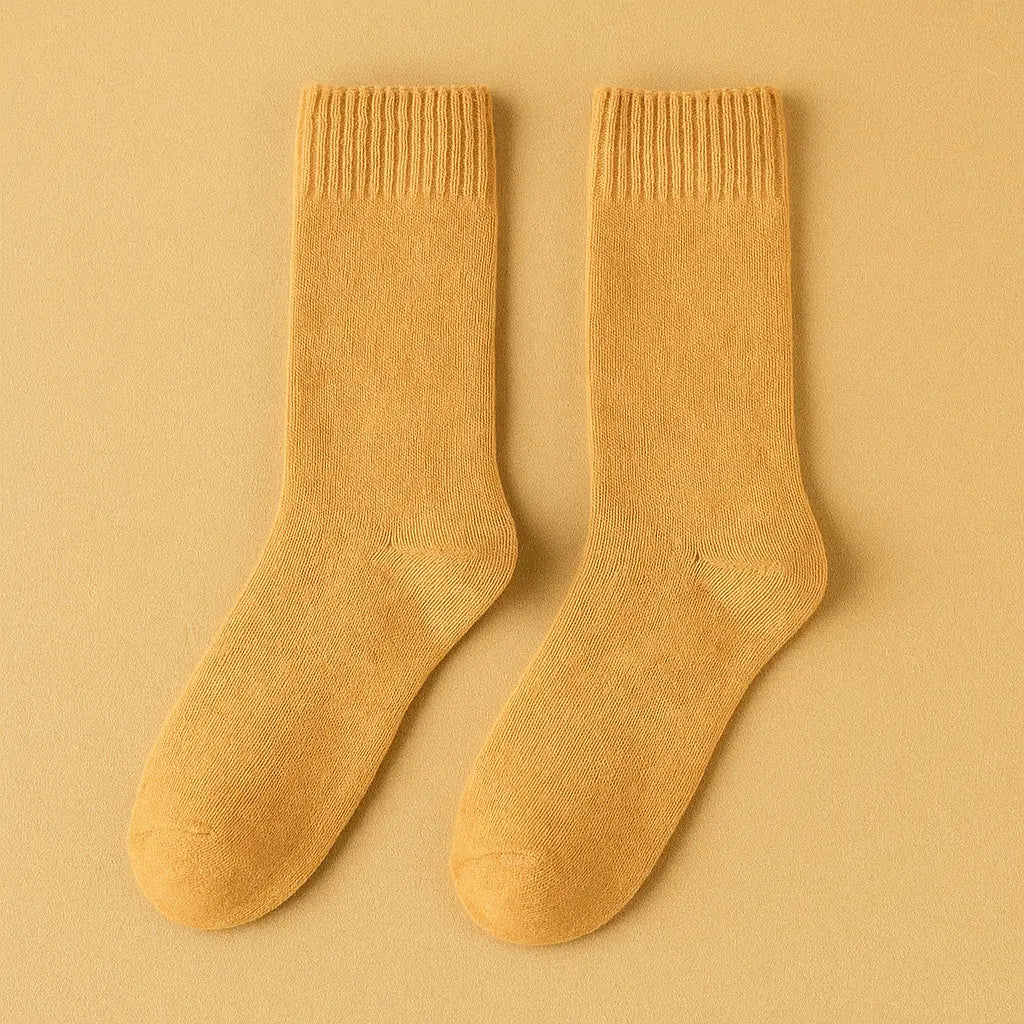 Chaussettes moutarde pour homme en cachemire ultra-doux.
