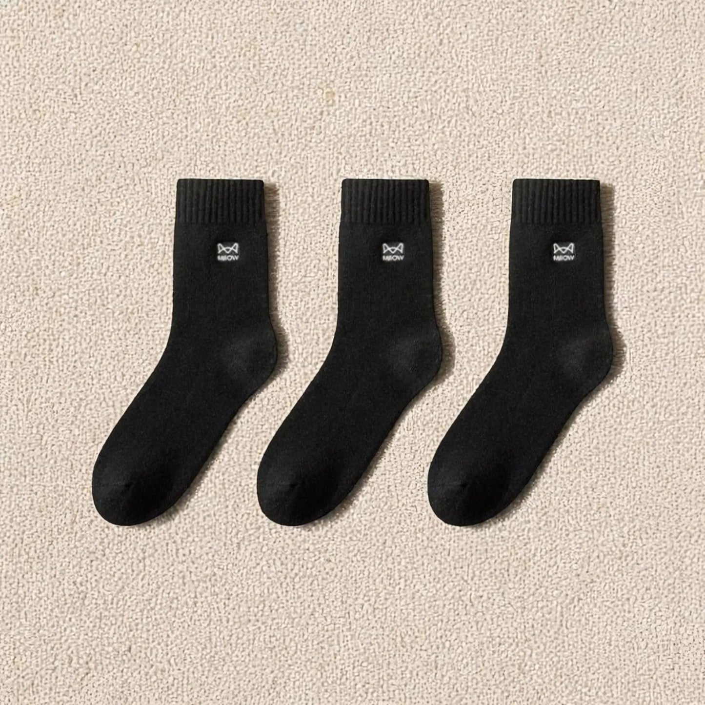 Chaussettes noires en cachemire pour homme au style sobre et élégant.