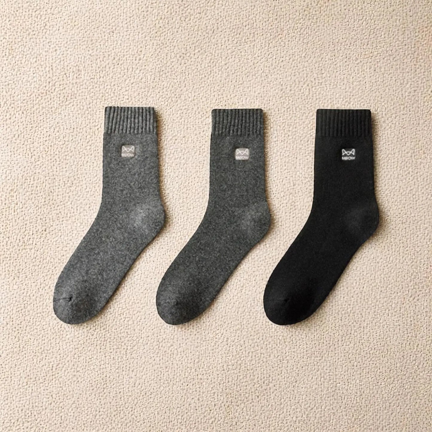 Chaussettes en cachemire pour homme en noir et gris, douces et confortables.