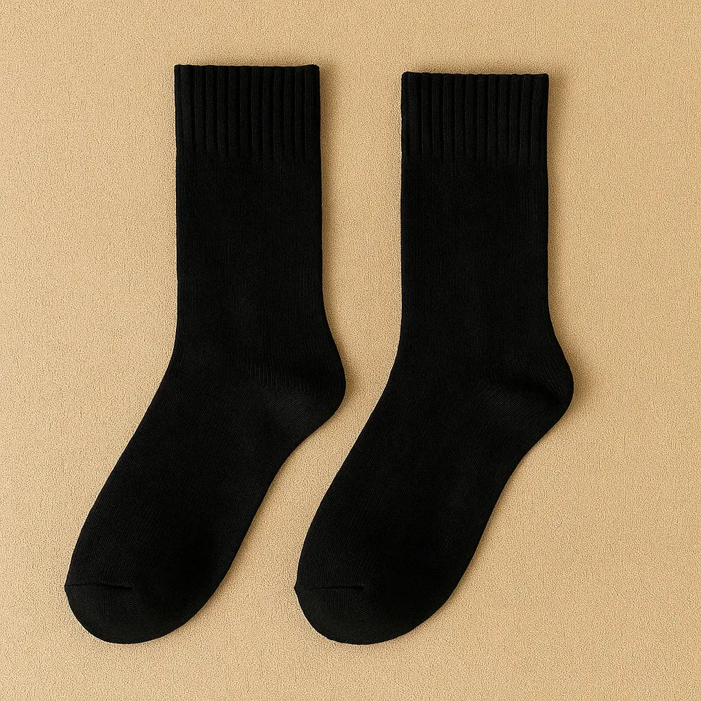 Paire de chaussettes noires en cachemire haut de gamme pour homme.
