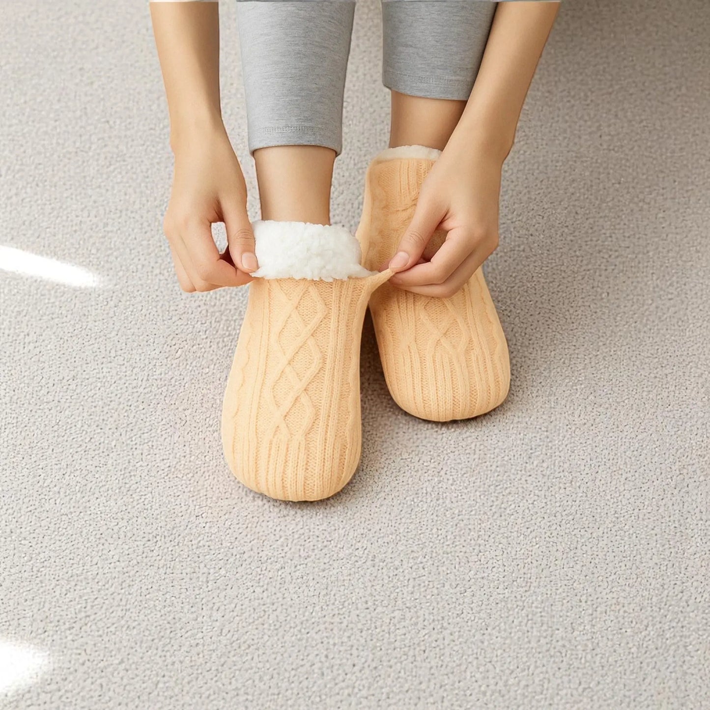 Chaussettes tricotées abricot pour homme avec doublure en fausse fourrure blanche.