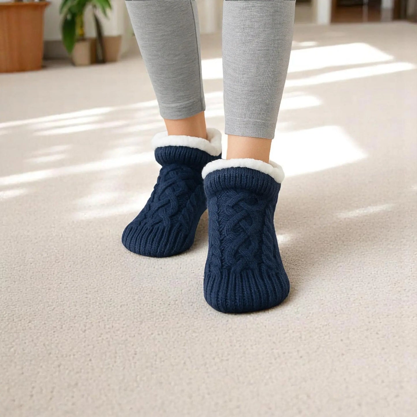 Chaussettes chausson homme bleu marine avec tricot torsadé et doublure chaude.