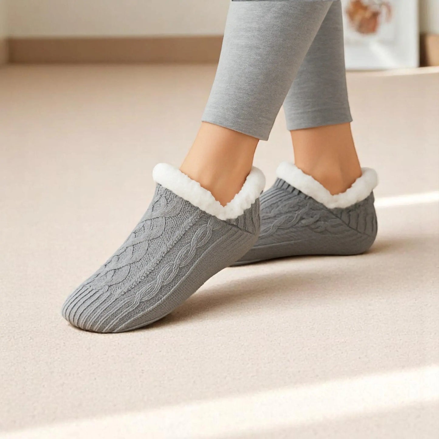Chaussettes d’intérieur pour homme en laine grise, fourrées et isolantes.