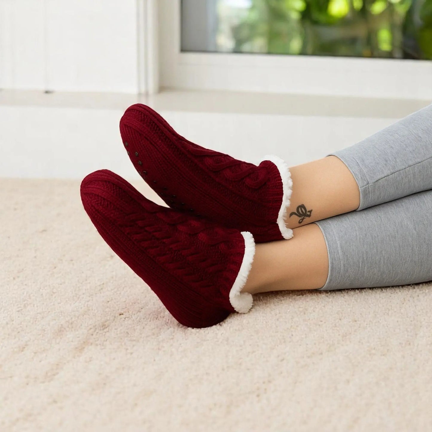 Chaussettes chaussons antidérapantes rouges pour homme, parfaites pour l’hiver.