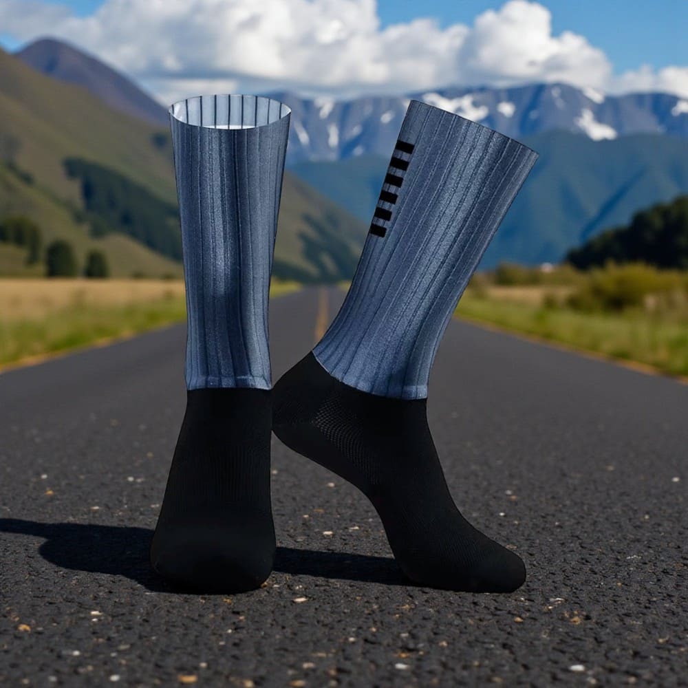 Chaussettes cyclisme bleu métal Les AéroRide, design long et respirant pour vélo.