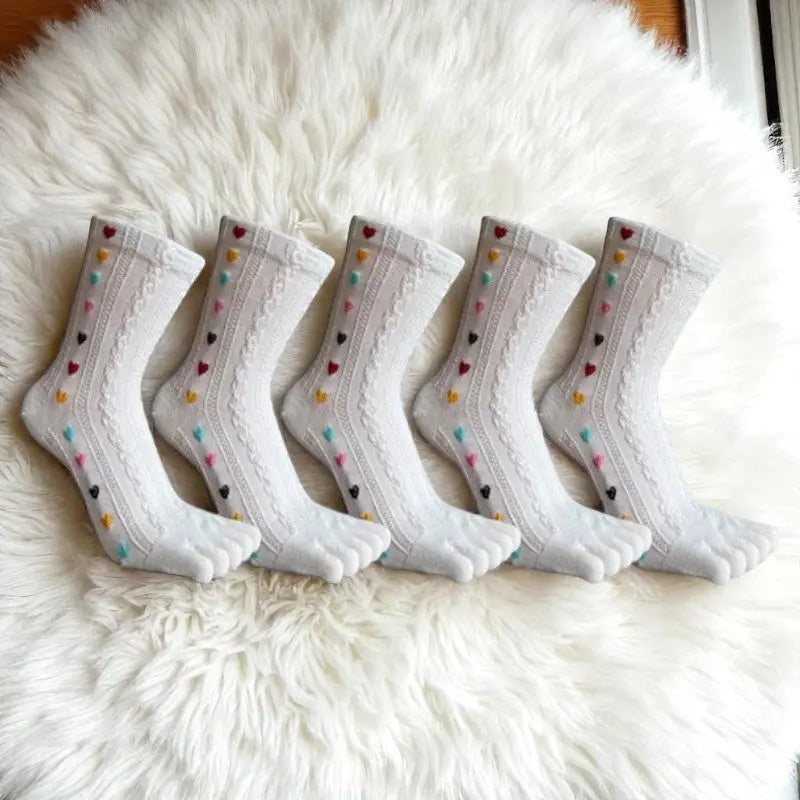 Chaussettes blanches à doigts avec motifs cœurs colorés pour femme.