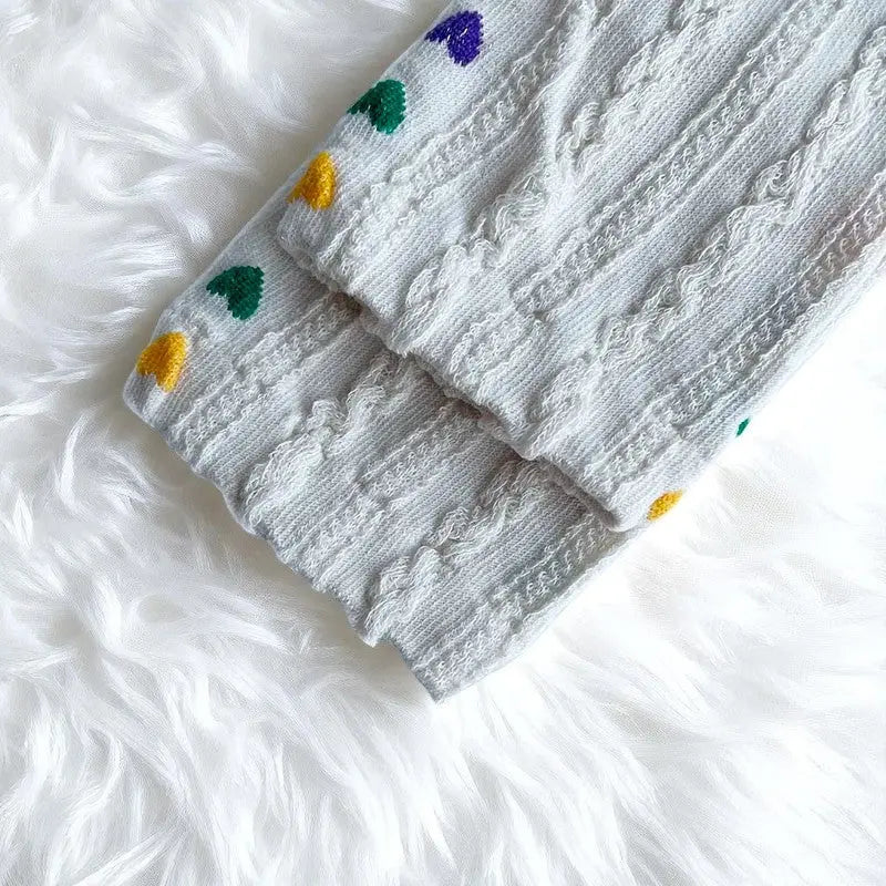 Chaussettes grises à doigts pour femme avec détails brodés en forme de cœur.