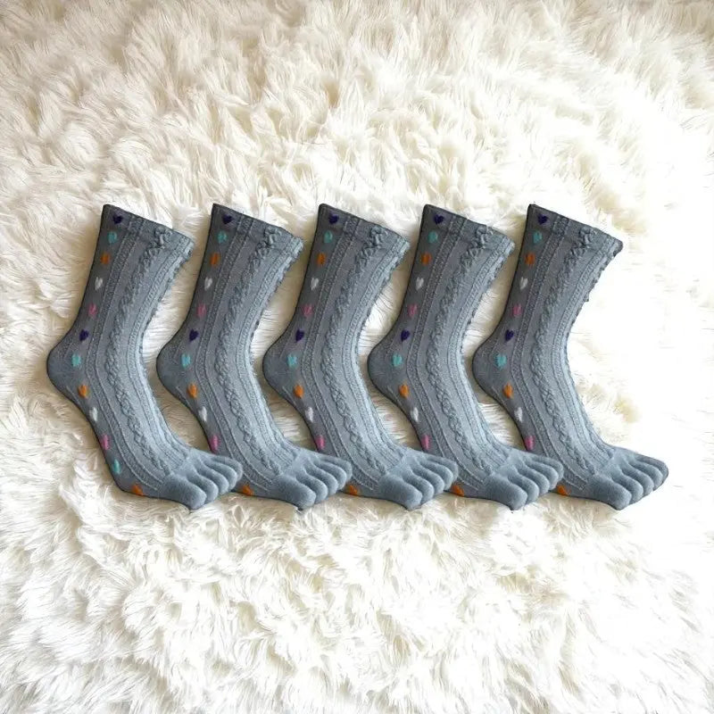Ensemble de chaussettes grises à doigts pour femme avec petits cœurs.