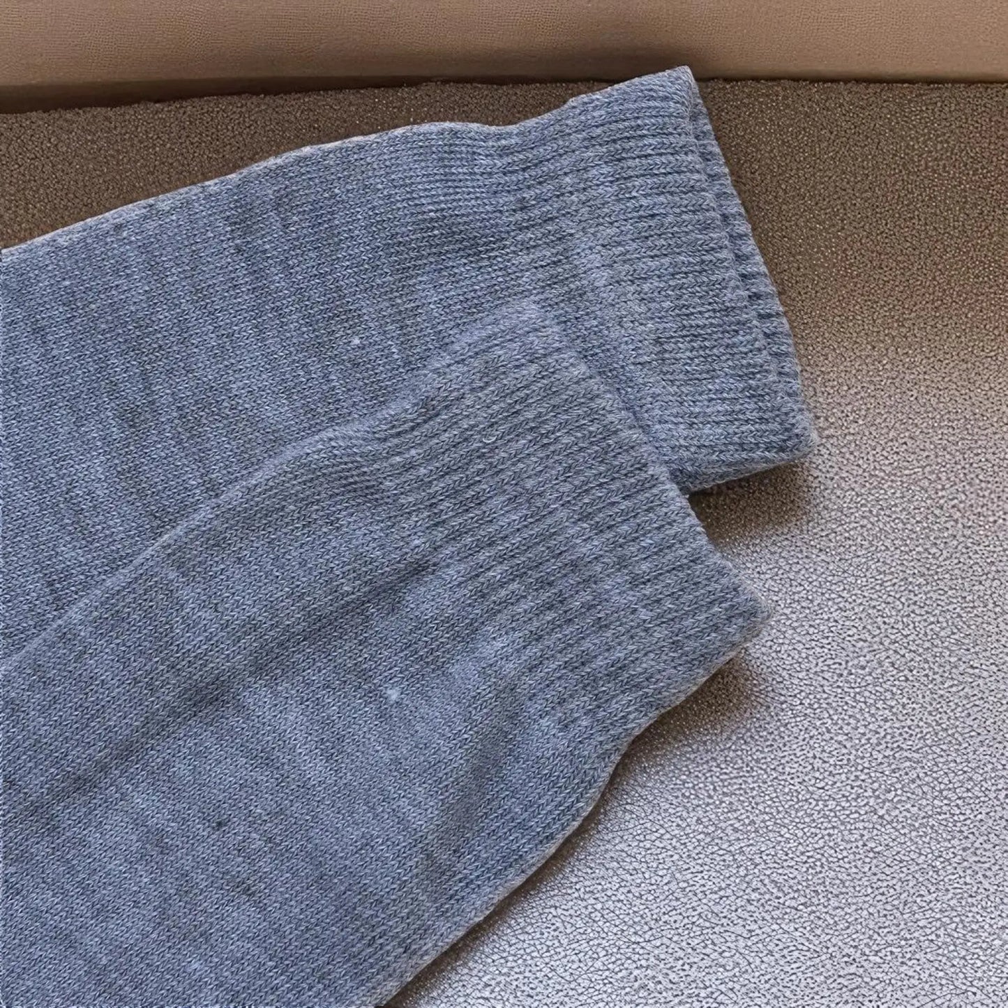 Chaussettes à doigts de pied pour homme en coton gris doux – confort thermique optimal pour les journées fraîches.