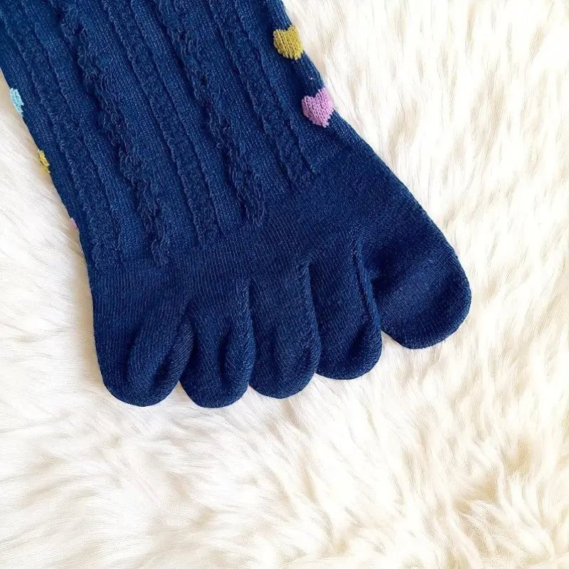 Chaussettes bleu marine à doigts pour femme avec des bordures décorées de cœurs colorés.