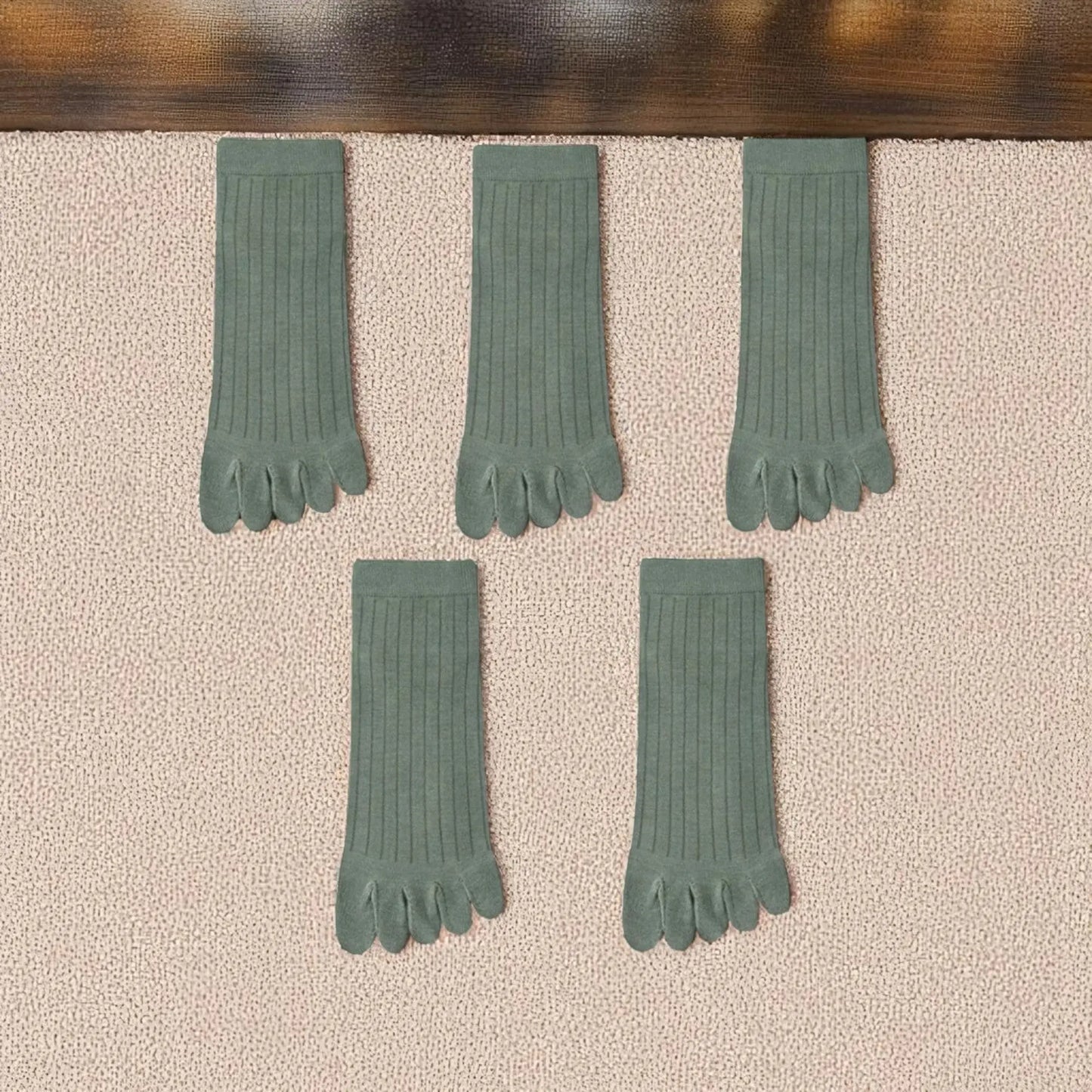 Chaussettes à doigts vert olive homme, look naturel et confort optimal.