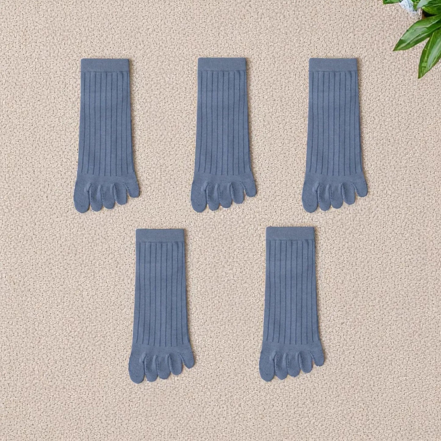 Chaussettes à doigts de pied bleu-gris pour homme, confortables et respirantes.