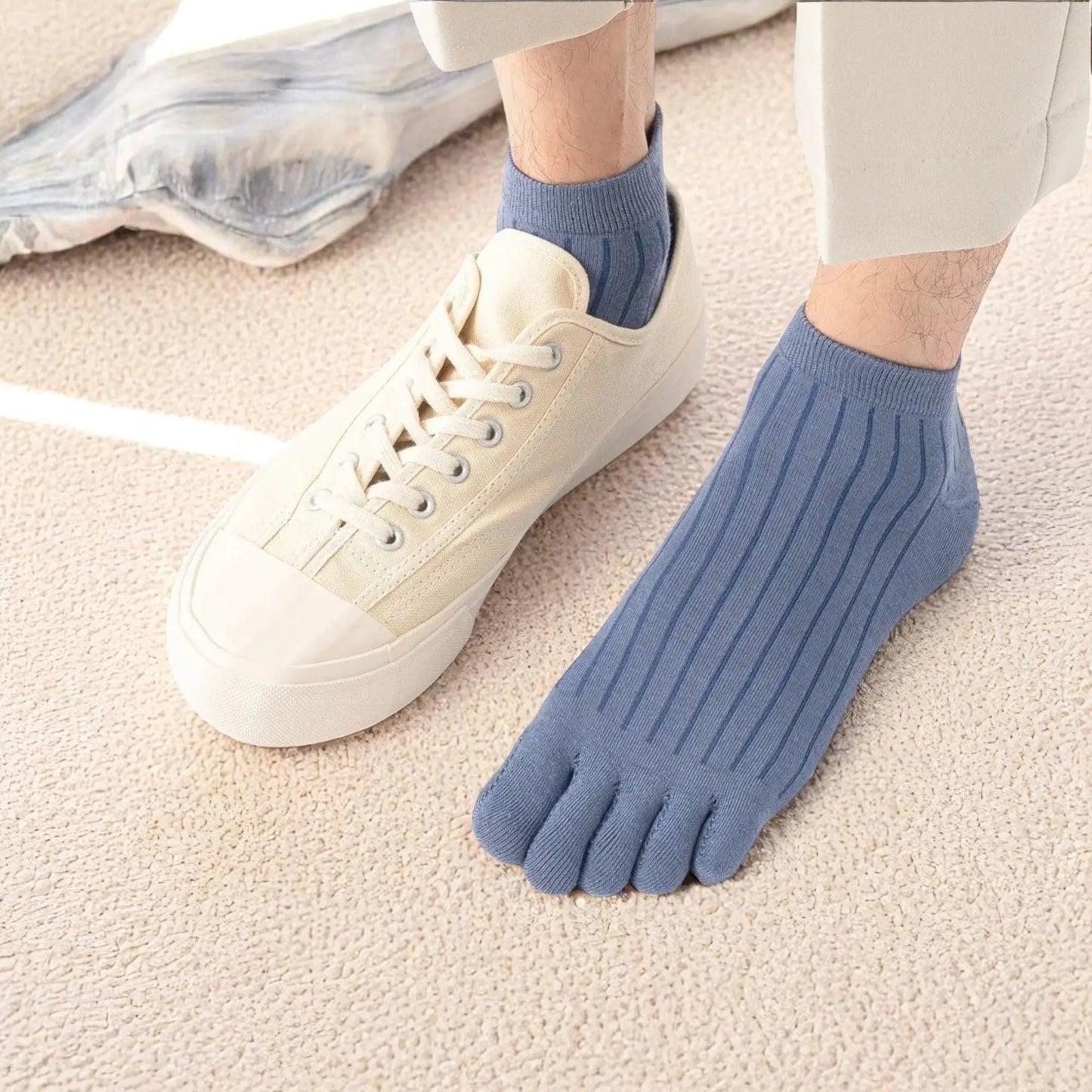 Chaussettes à doigts portées avec baskets, style décontracté homme.