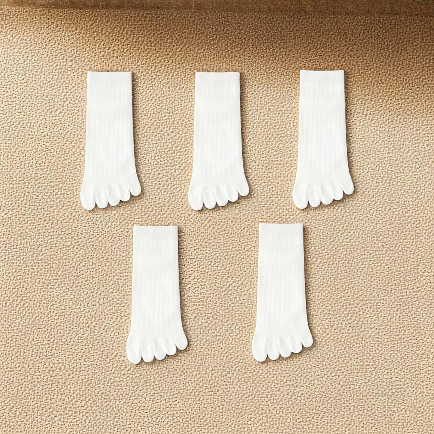 Chaussettes blanches à doigts pour homme, style minimaliste et fraîcheur.
