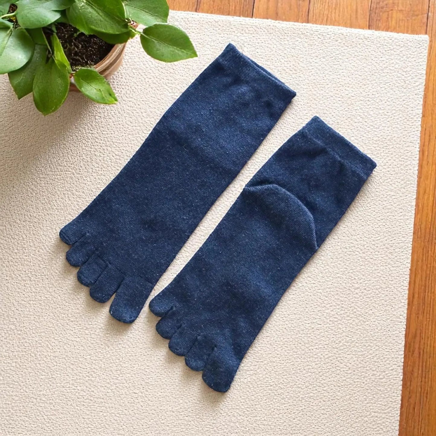 Modèle bleu marine de chaussettes pour homme à doigts – look classique et confort optimal.