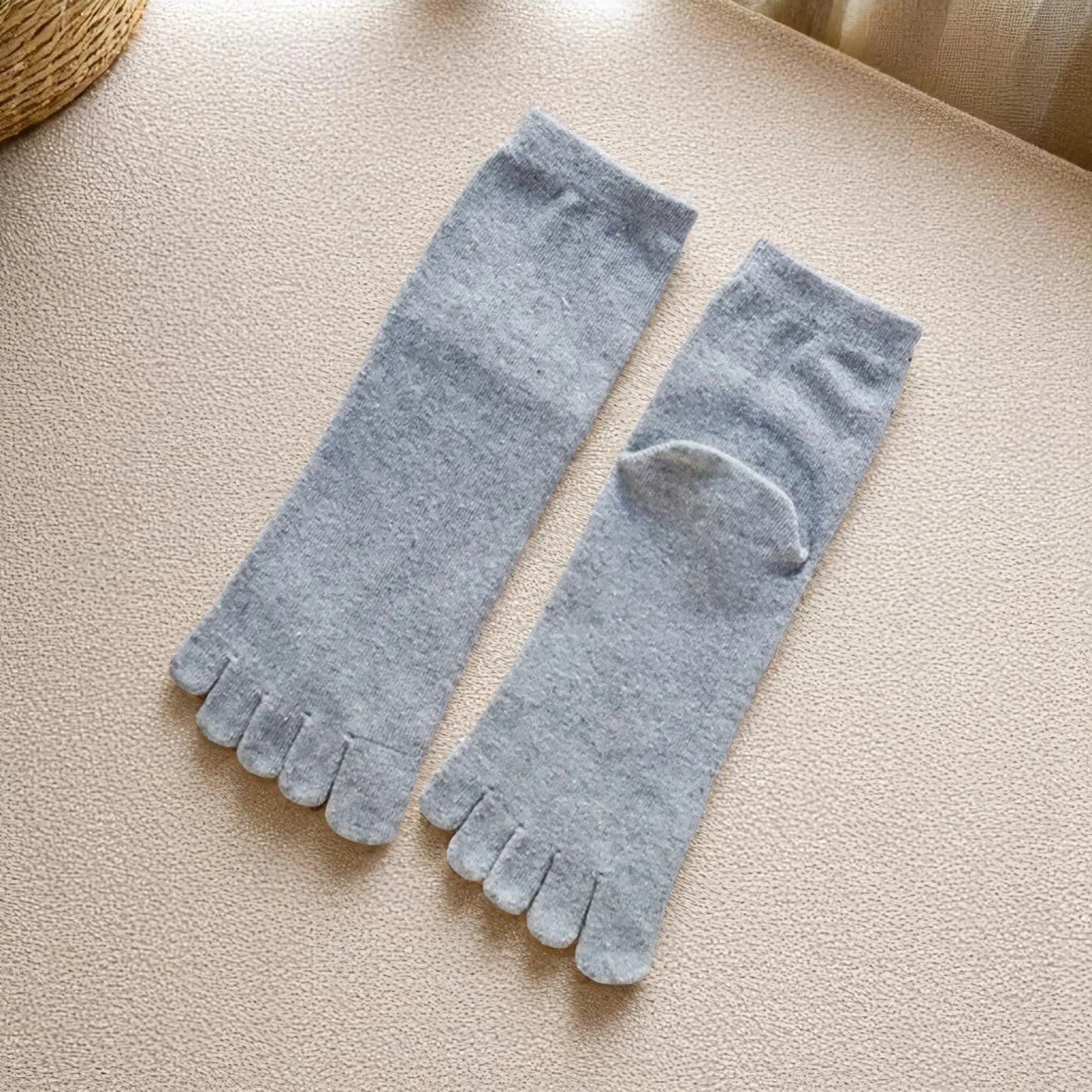 Chaussettes à doigts de pied pour homme en gris clair – confort thermique et liberté de mouvement.