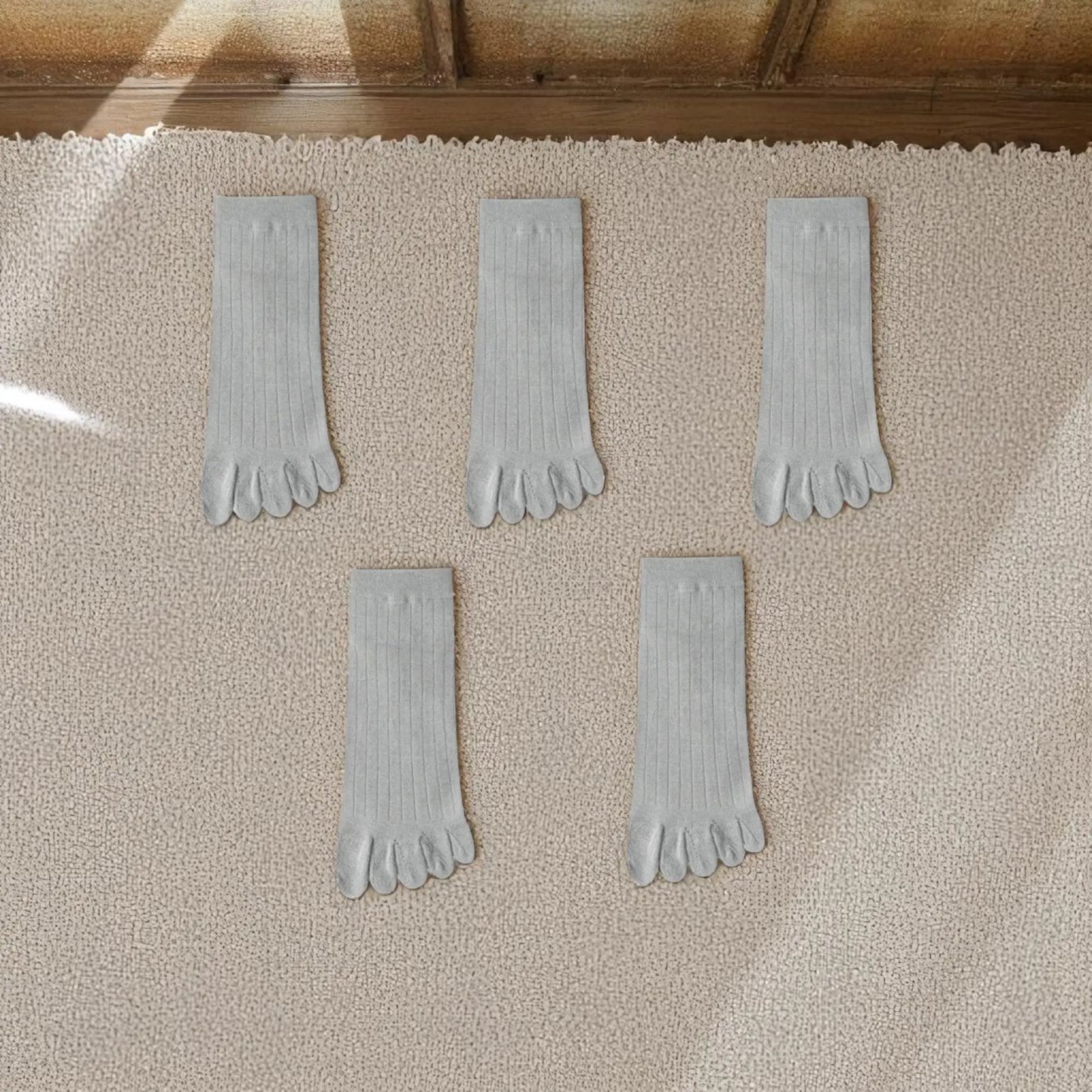 Chaussettes à orteils séparés gris clair pour homme, souples et douces.