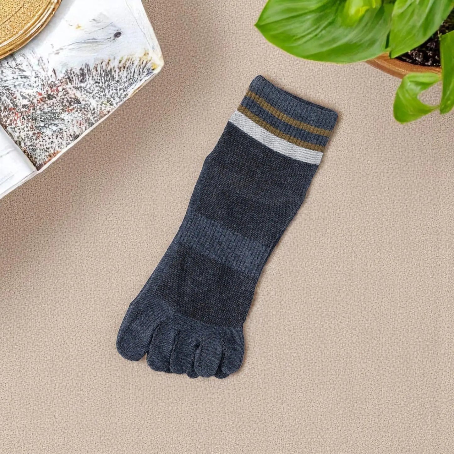 Chaussettes à doigts pour homme en teinte gris bleuté, idéales pour les journées fraîches.